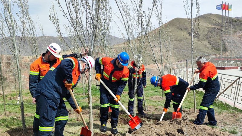 吉爾吉斯斯坦自然資源部部長到奧同克公司參加植樹活動